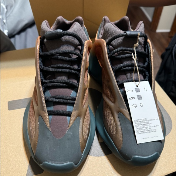 YZY 700 V3 Originals- Adidas Original - Picture 1 of 6